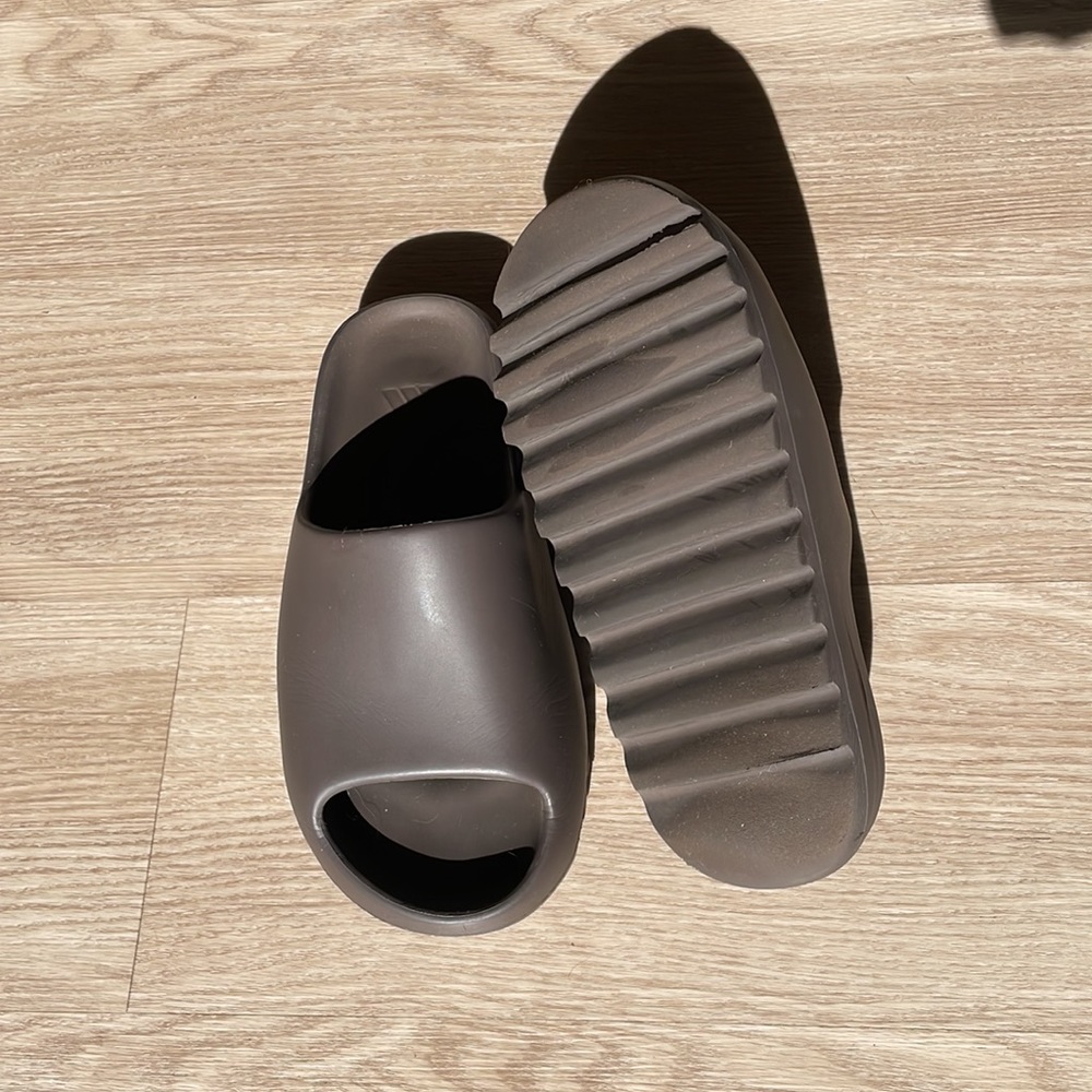 YZY SLIDE // AUTHENTIC // SIZE 10 MENS USA // GREAT CONDITION // COLOR BROWN